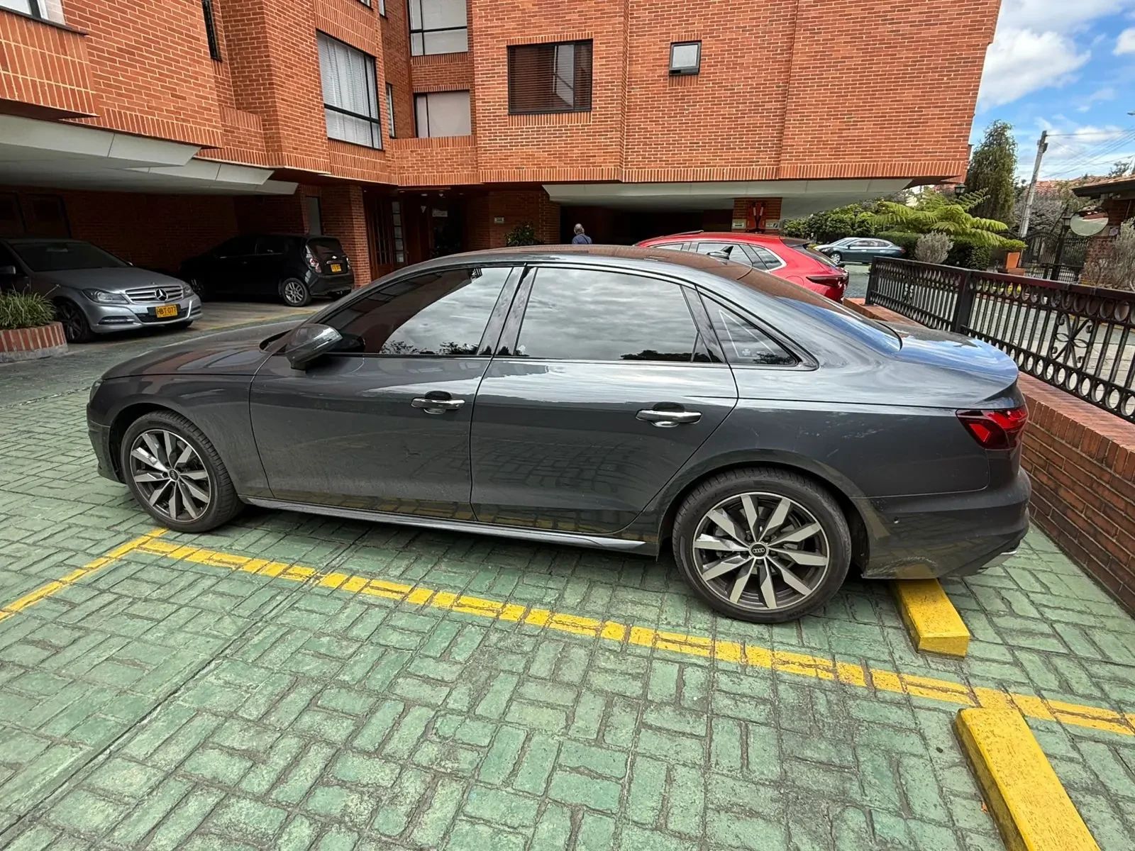 Audi A4 40 TFSI EDITION ONE MHEV 2.0T CUERO TECHO 190HP - Vista 1